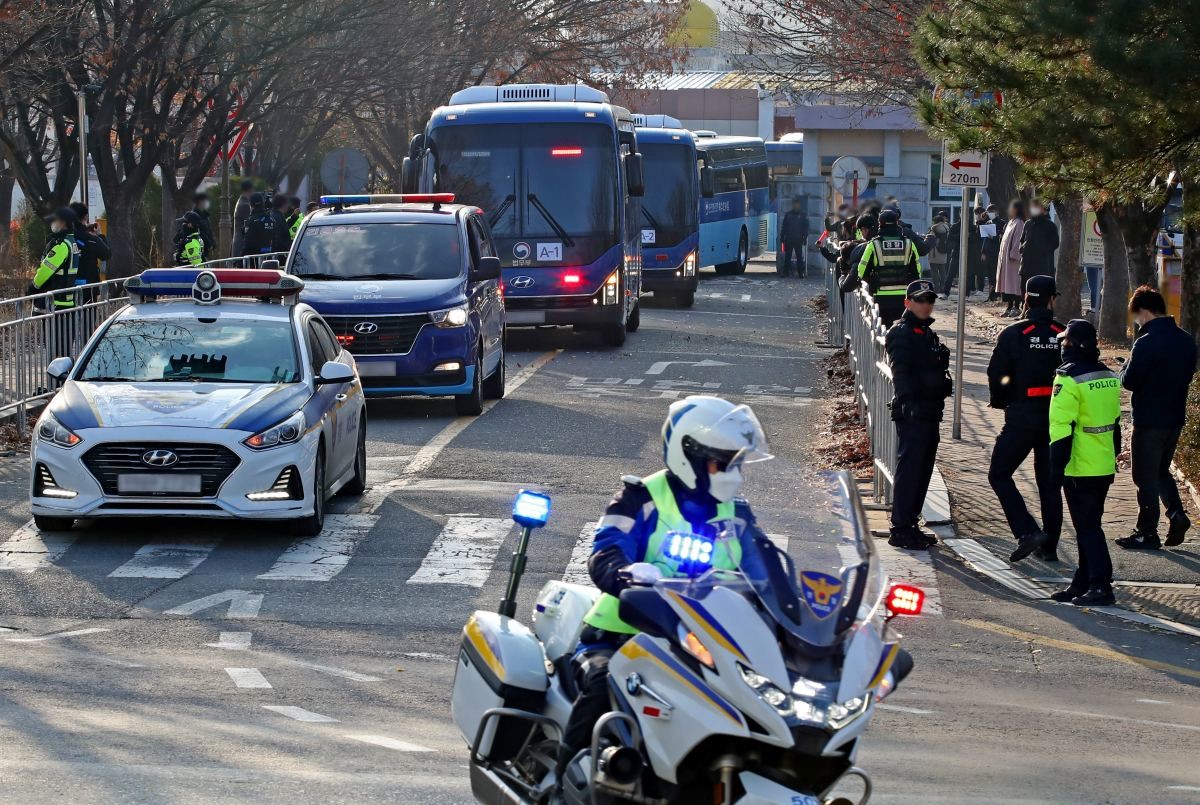28일 오전 대구 달성군 화원읍 대구교도소에서 재소자를 태운 법무부 호송버스가 경찰의 호위를 받으며 하빈면 신축 대구교도소를 향해 출발하고 있다.   / 뉴스1