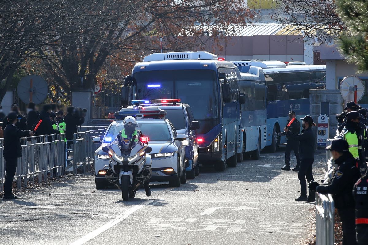 호송 작전에 투입된 경찰이 순찰차를 타고 법무부 호송 버스를 호위하고 있다. / 뉴스1