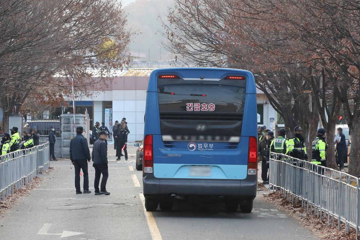 재소자를 태운 호송 버스가 화원읍 대구교도소를 빠져나가는 모습 / 뉴스1