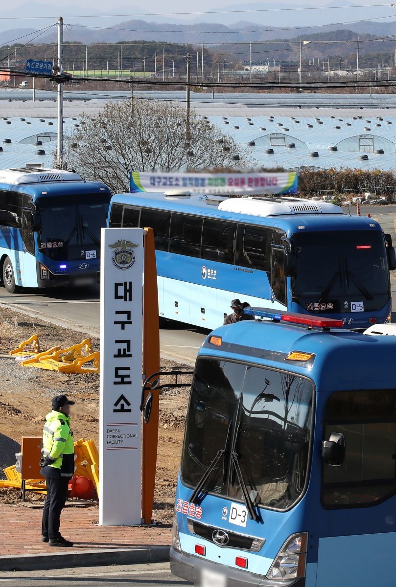 28일 오전 대구 달성군 화원읍 대구교도소에서 재소자를 태운 법무부 호송버스가 하빈면 신축 대구교도소로 들어가고 있다. / 뉴스1
