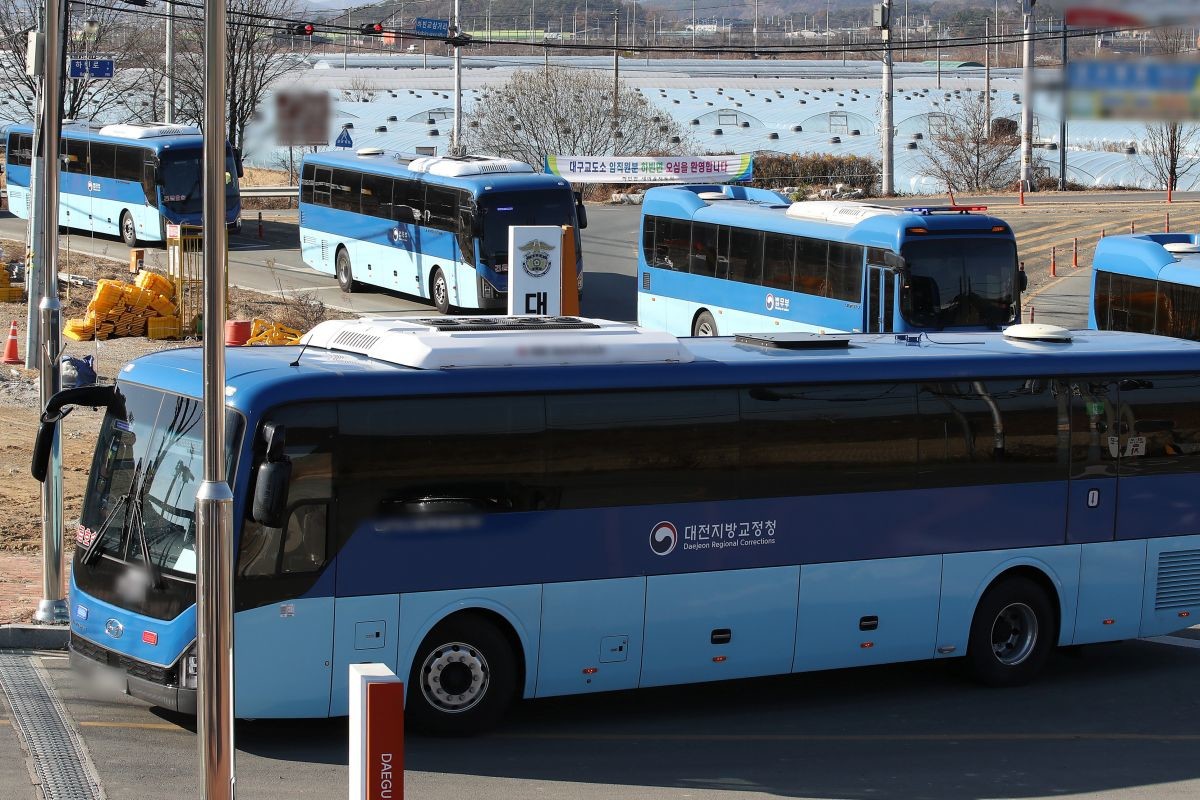 신축 교도소로 줄줄이 들어서는 호송 버스 / 뉴스1