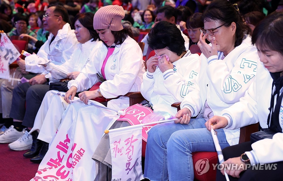 2030 엑스포 유치 불발에 눈물 쏟는 부산 시민들.  / 연합뉴스