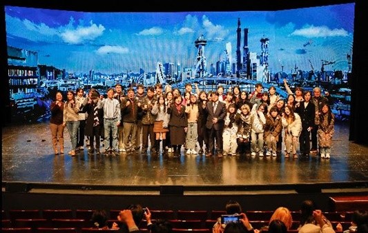 동서대학교는 문화체육관광부와 한국콘텐츠진흥원이 지원하는 ‘2023 콘텐츠원캠퍼스 사업’으로 선정된 이후, AI+콘텐츠 융합교육을 통하여 이루어진 결과물로서 문화예술 콘텐츠 분야에서 인공지능(AI) 기술의 활용한 마법소녀 홀로그램 공연을 28일 진행했다고 밝혔다.    / 사진=동서대