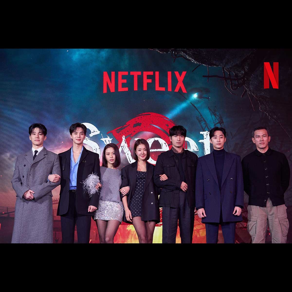스위트홈2 출연진들이 모여 단체 사진을 찍는 모습 / 넷플릭스 제공