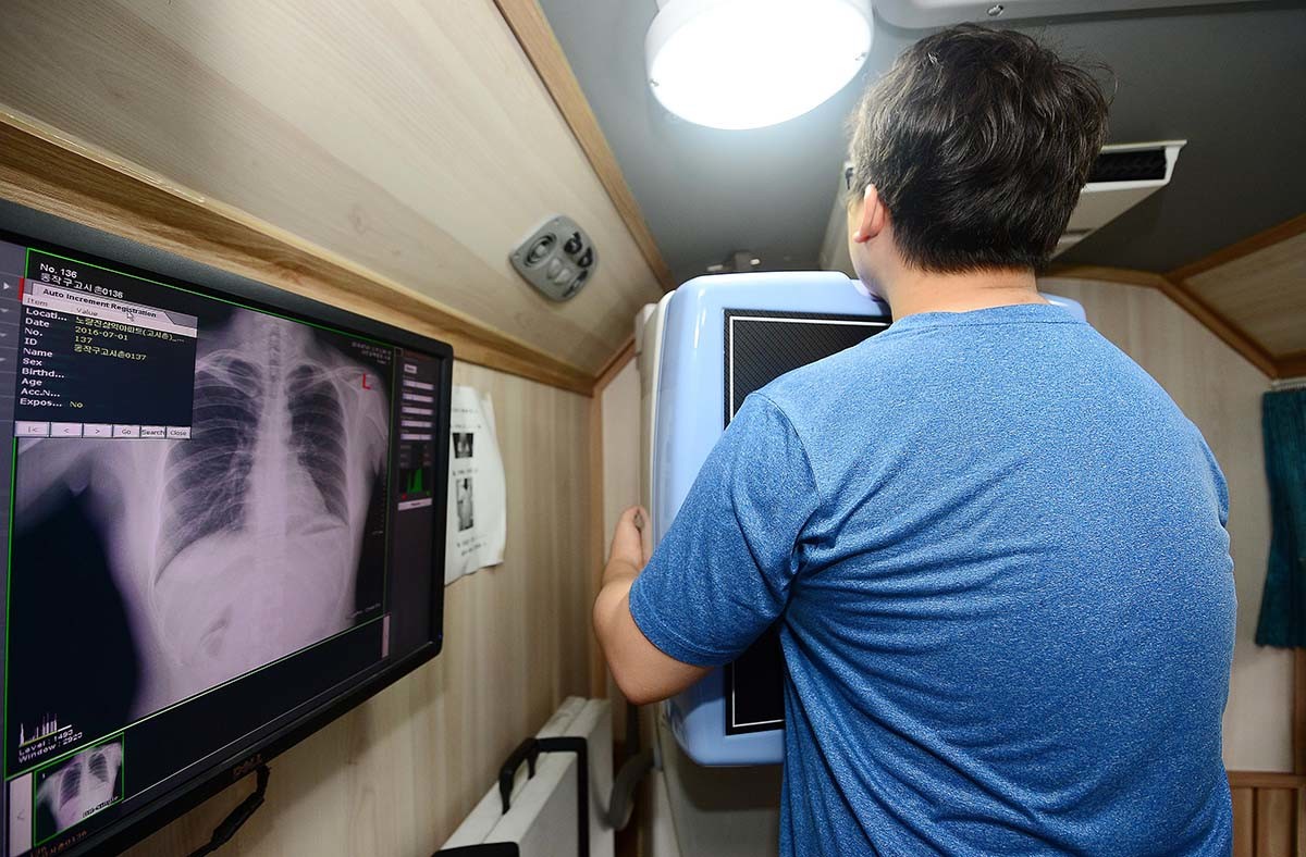 수험생 대상 무료건강검진 행사에서 한 공무원 수험생이 흉부엑스레이 검사를 받고 있다. / 2016년 7월 1일자 뉴스1 자료사진