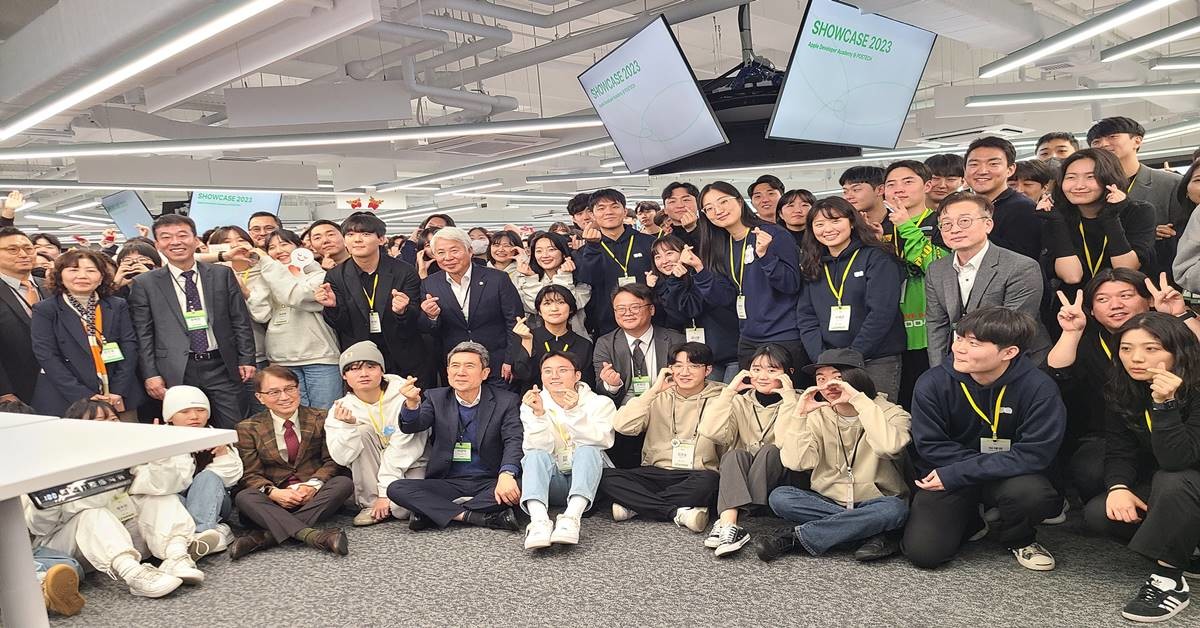 ‘애플 디벨로퍼 아카데미’ 수료생 쇼케이스(Showcase, 앱 발표회)가 4일과 5일 양일간 포스텍 C5에서 열렸다. 사진은 기념촬영/이하 포항시