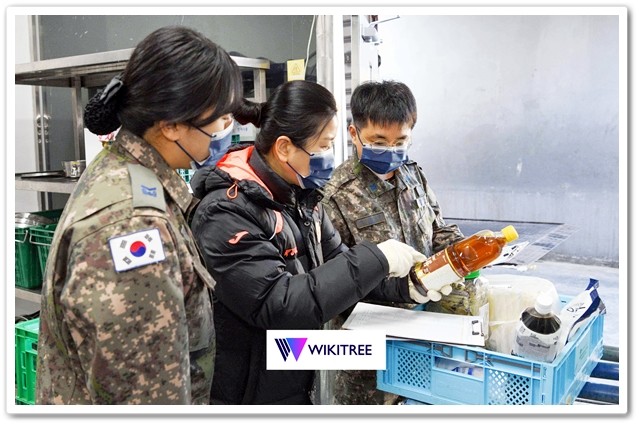 공군 제1전투비행단은 12월 4일(월) 공공급식전자조달시스템(NeaT)을 활용한 급식을 본격적으로 시작하였다. 유통된 식재료의 품질을 검사하기 위한 자체 수검이 진행되고 있다. (사진 = 상병 권도현)