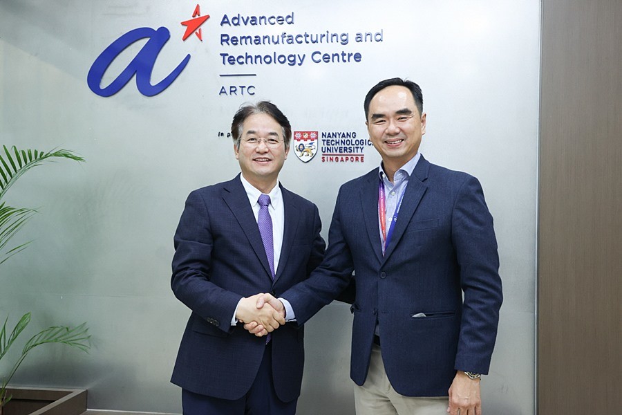 싱가포르 첨단재제조기술센터(ARTC)를 방문한 이동환 고양시장(좌)과 데이비드 로우 ARTC 최고경영자(우)