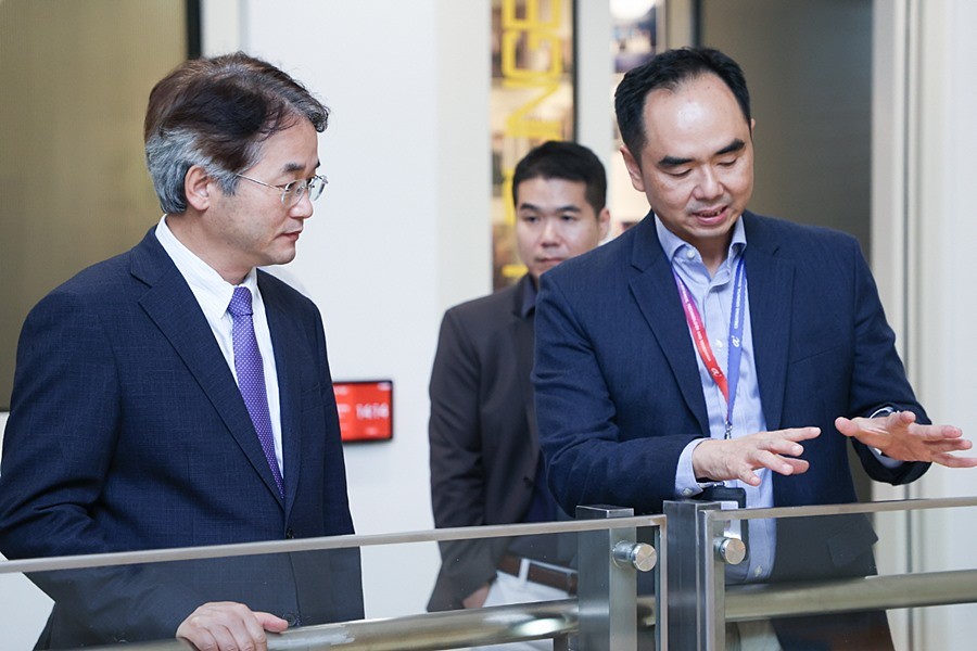 싱가포르 첨단재제조기술센터(ARTC)를 둘러보며 데이비드 로우 박사(우)의 설명을 듣고 있는 이동환 고양시장(좌)
