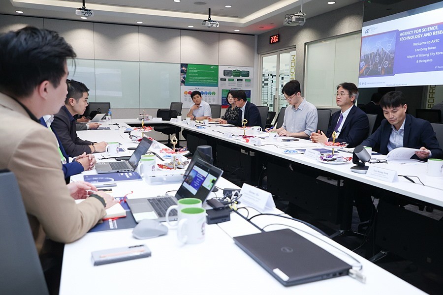 첨단재제조기술센터(ARTC) 경영진과 면담을 갖고 있는 이동환 고양시장