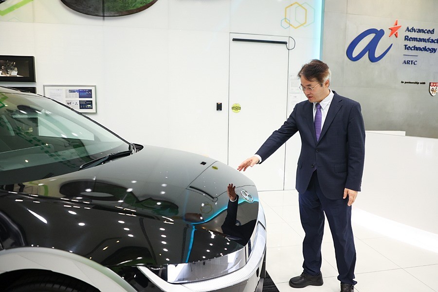 첨단재제조기술센터(ARTC) 내에 전시된 현대차를 둘러보고 있는 이동환 고양시장