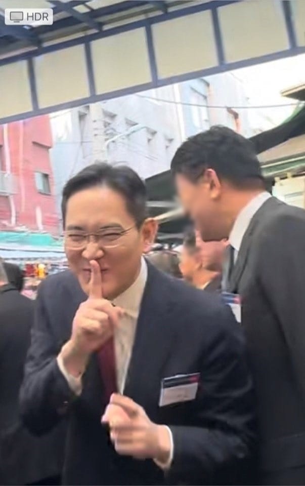 6일 부산 중구 부평깡통시장 등을 방문한 이재용 삼성전자 회장. 당시 현장에 있던 누군가가 찍어 온라인에 공유한 사진 속 이 회장이 손가락을 입에 갖다 대고 조용히 하라는 의미가 담긴 '쉿'포즈를 하고 있다. / 이영 중소벤처기업부장관 페이스북
