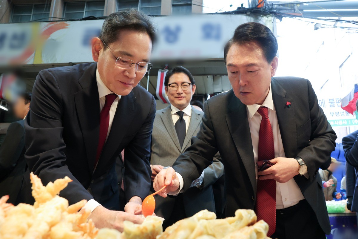 이재용 삼성전자 회장 등 기업인과 윤석열 대통령이 6일 부산 중구 부평깡통시장을 방문해 떡볶이 등 분식을 먹고 있다. / 뉴스1-대통령실 제공