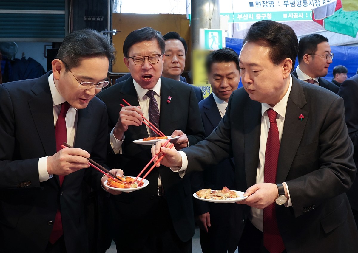 6일 부산 중구 부평깡통시장을 방문해 분식을 시식하는 (왼쪽부터) 이재용 삼성전자 회장, 박형준 부산시장, 윤석열 대통령의 모습 / 뉴스1-대통령실 제공