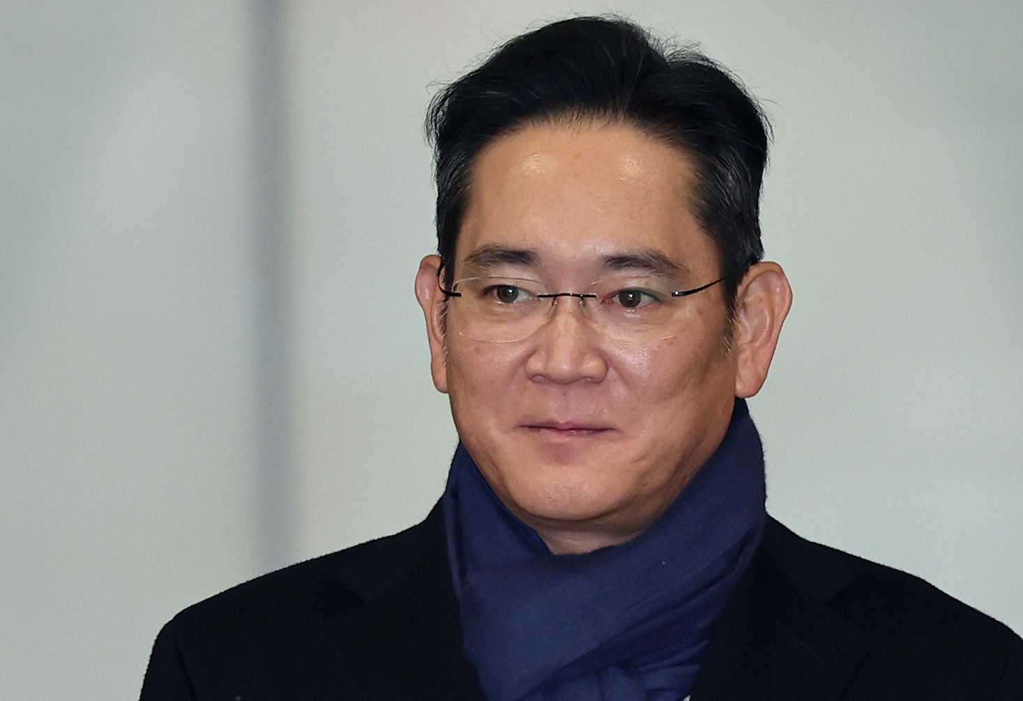무게감이 느껴지는 평소 이재용 삼성전자 회장의 모습. 지난달 영국·프랑스 방문을 마치고 귀국할 당시 촬영된 사진 / 뉴스1