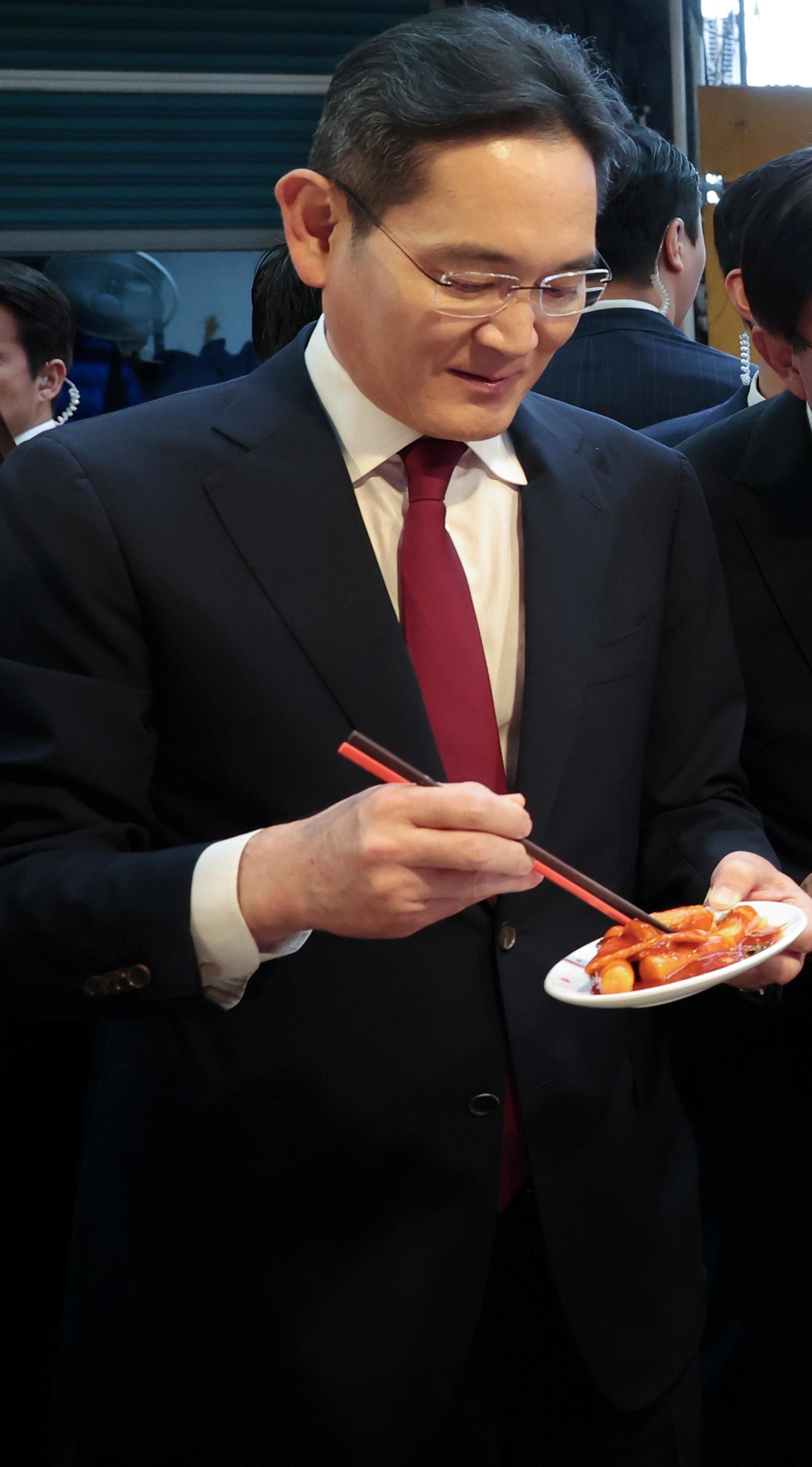 시장 떡볶이를 시식하는 이재용 삼성전자 회장 / 뉴스1-대통령실 제공