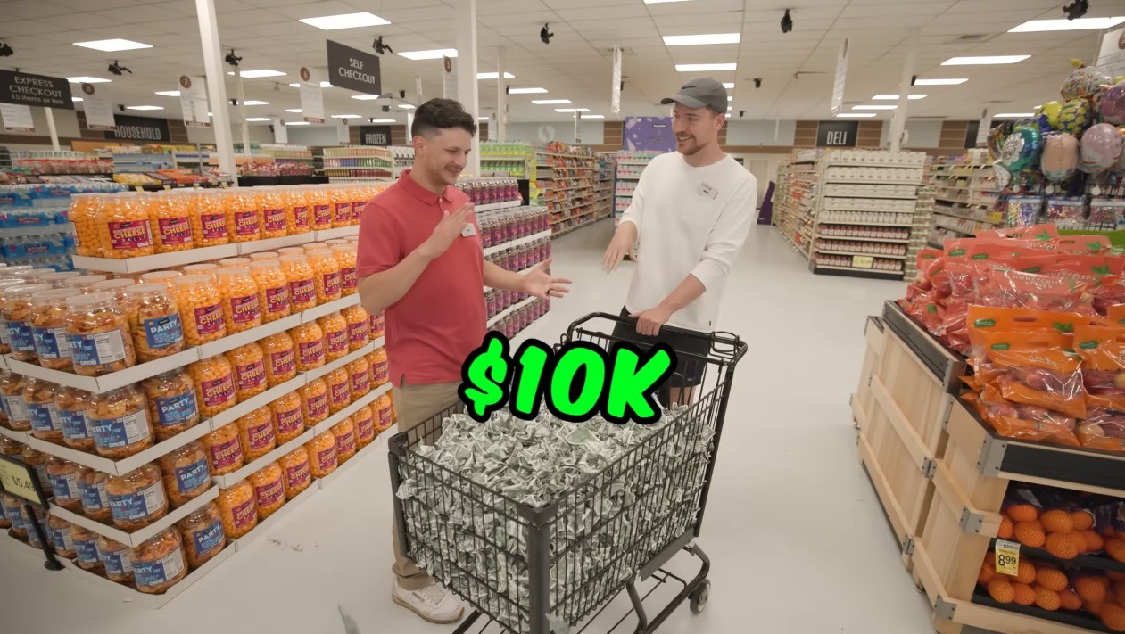 마트에서 하루 버틸 때마다 상금 1만 달러가 누적되는 도전에 참가한 알렉스(왼쪽) / 유튜브 'MrBeast'