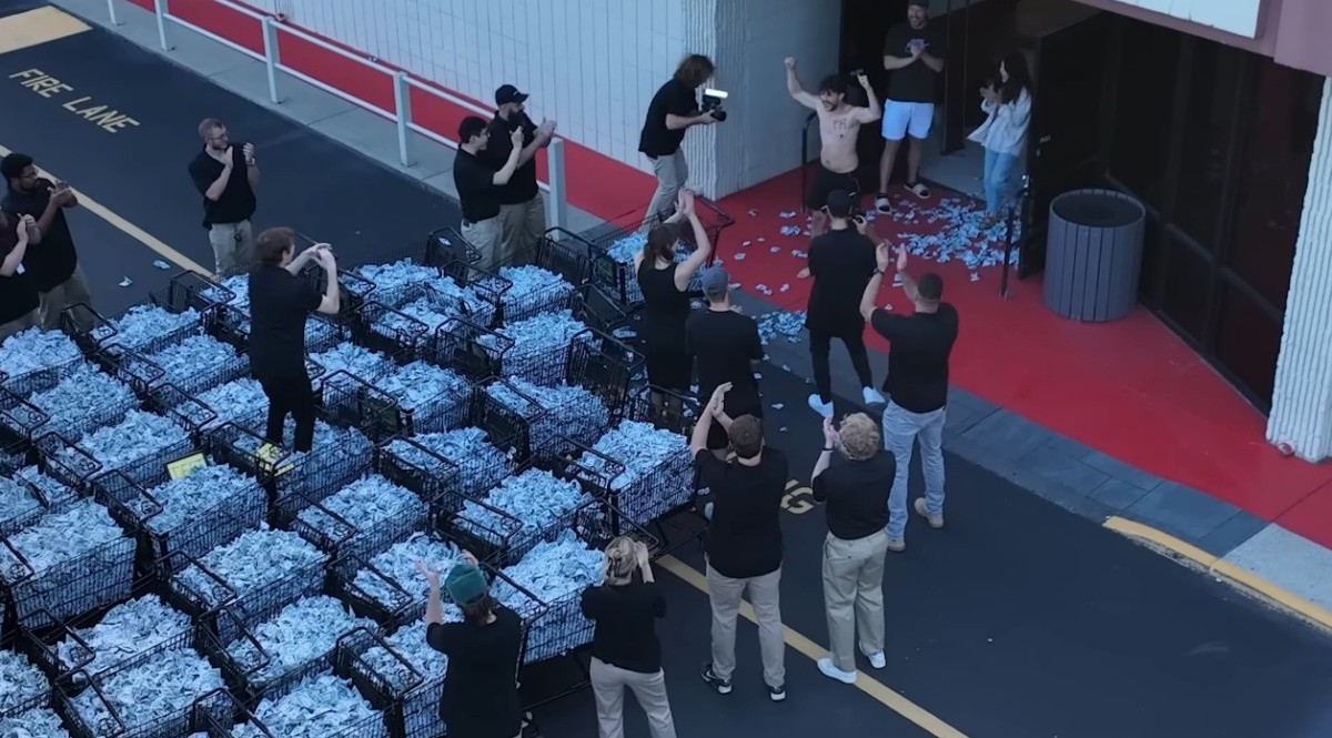 아내를 만나고 45일 만에 도전을 종료한 알렉스 / 유튜브 'MrBeast'