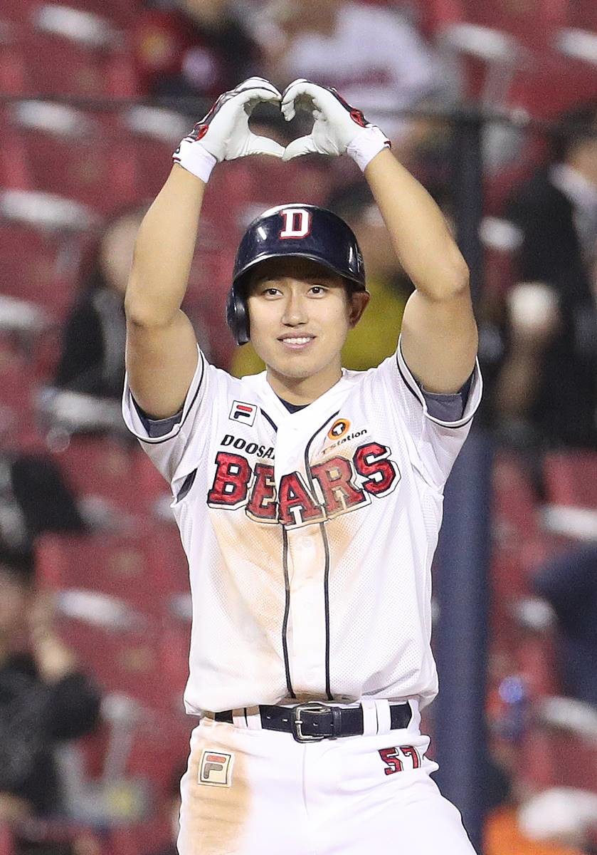 두산 양찬열이 적시타를 친 후 세리머니를 하고 있다 / 뉴스1