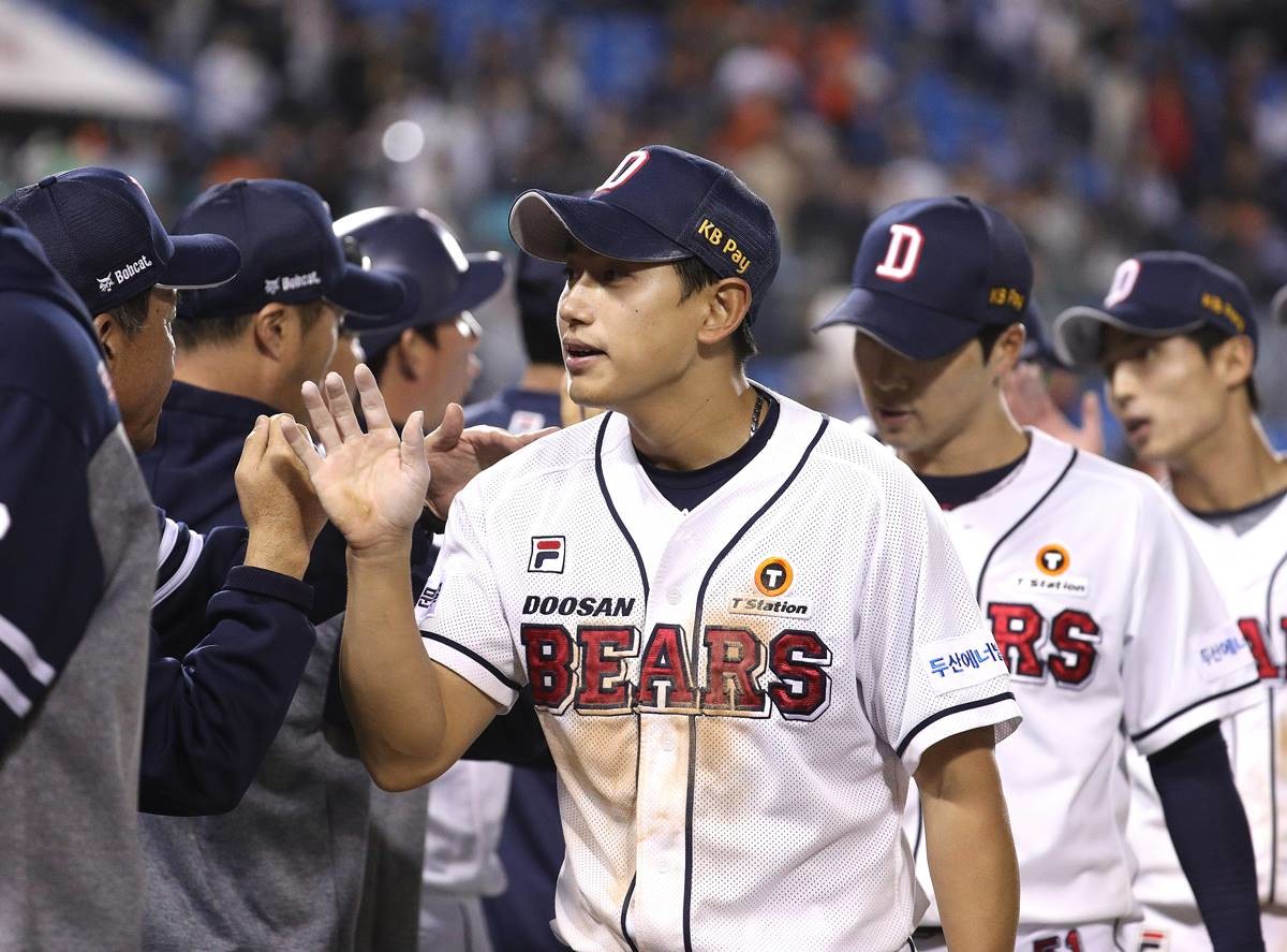 양찬열이 선수들과 승리의 기쁨을 나누고 있다 / 뉴스1