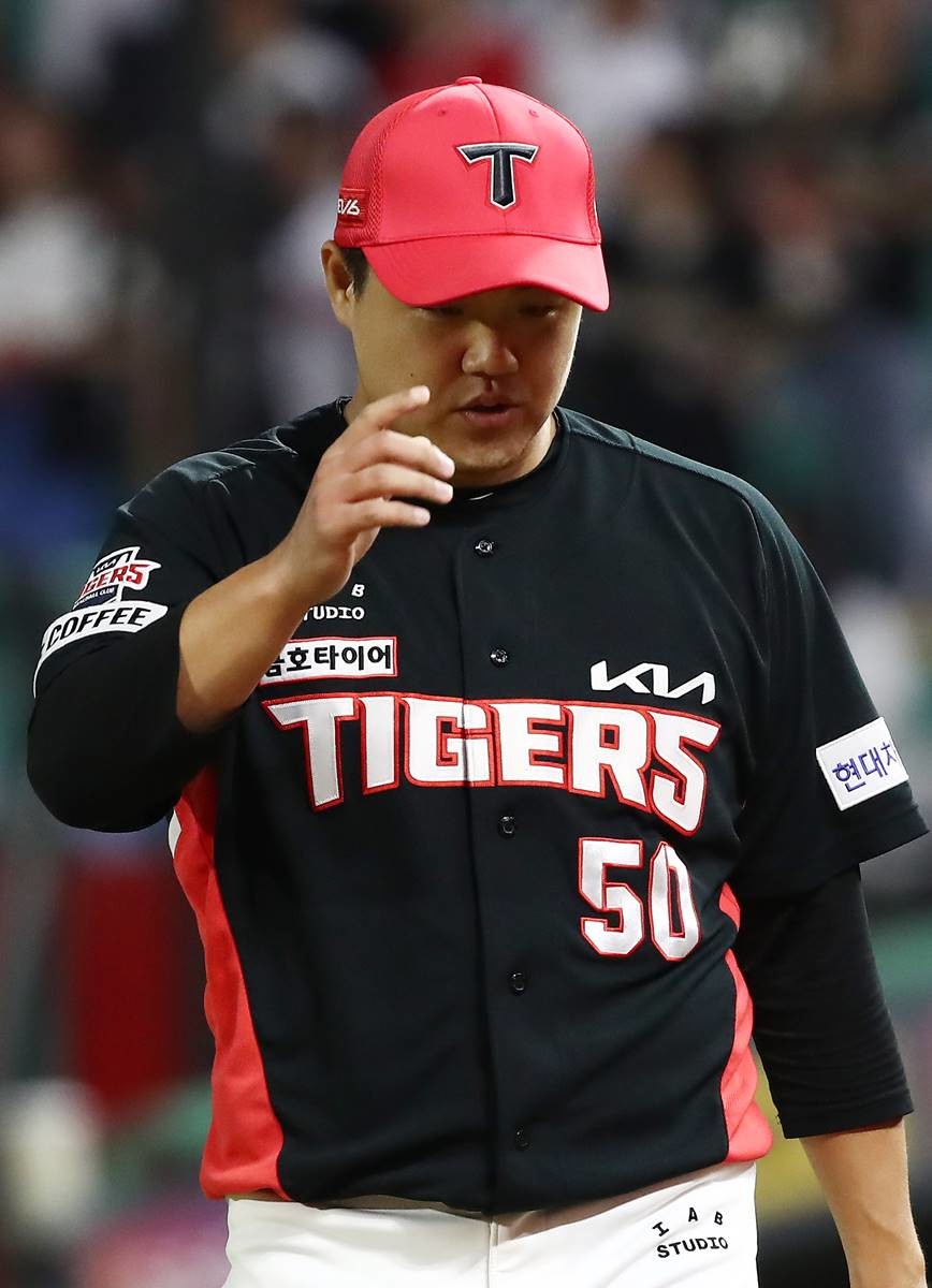 장현식이 실점 없이 이닝을 마친 뒤 더그아웃으로 향하고 있다 / 뉴스1