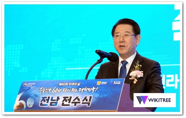 김영록 전라남도지사가 12일 영암 호텔현대 바이 라한 목포에서 열린 ‘제60회 무역의 날’ 기념식에서 축사를 하고 있다.