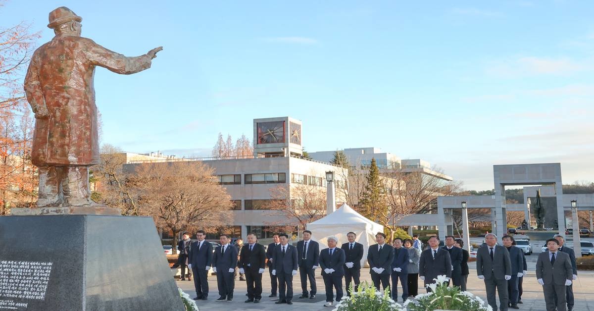 포스텍 내에 있는 박태준 회장의 동상을 찾아 참배하는 포항시의원들과 포항시 간부공무원들/포항시의회