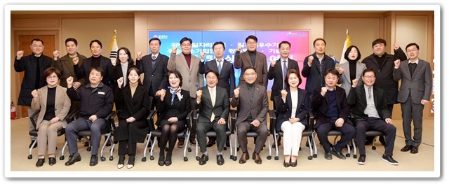 강기정 광주광역시장이 19일 오전 시청 비즈니스룸에서 열린 '2023년 일자리우수기업·우수중소깅업인상·기술상·명장 인증서 및 상패 수여식'에 참석해 시상을 한 후 기념촬영을 하고 있다./광주광역시 제공