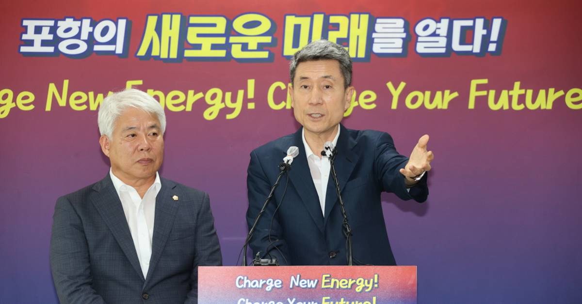 포항시 이차전지 특화단지 지정 및 수소연료전지 클러스터 예타 통과 기자회견 하는 이강덕 시장(우)과 백인규 시의장/이하 포항시