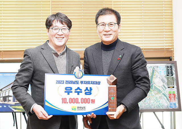 최종욱 지역개발과장(왼쪽)과 이상익 함평군수가 기념촬영을 하고 있다.