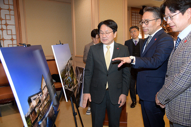 강기정 광주광역시장과 임영록 ㈜신세계프라퍼티 사장이 지난 22일 오전 시청 비즈니스룸에서 어등산 관광단지 조성사업 협약을 체결한 후 어등산 관광단지 개발 조감도를 보며 대화하고 있다. / 광주광역시 제공