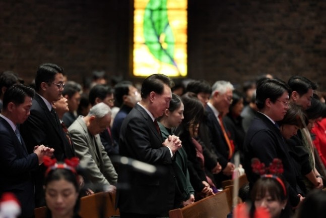윤석열 대통령이 성탄절인 25일 서울 중구 정동제일교회에서 열린 성탄 예배에 참석해 기도하고 있다. / 대통령실