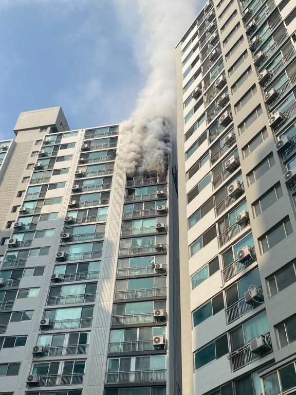 27일 오후 1시쯤 경기도 수원시 영통구의 한 20층짜리 아파트 16층에서 원인 모를 화재가 발생했다. / 경기도소방재난본부 제공