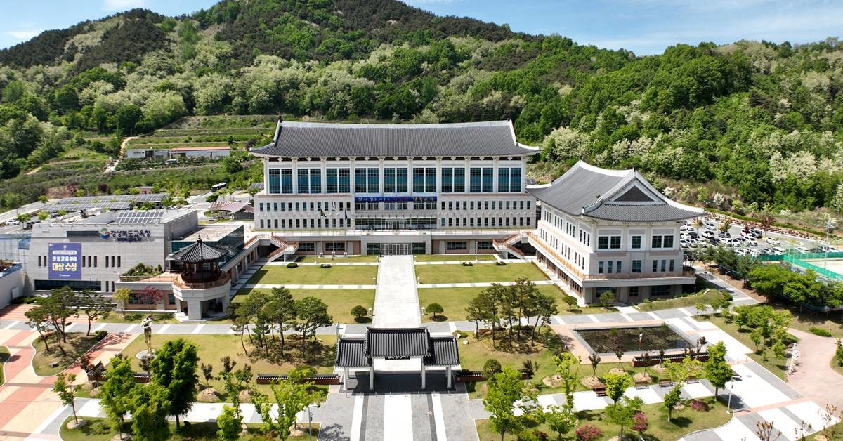 경북교육청은 28일 ‘2024학년도 경상북도 공․사립 중등학교 교사, 보건․사서․전문 상담․영양․특수(중등)교사 임용후보자 선정경쟁시험 제1차 합격자’를 교육청 누리집을 통해 발표했다. 사진은 경북교육청 전경/경북교육청