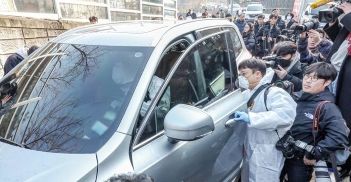 마약 투약 혐의를 받던 배우 이선균이 27일 종로구 와룡공원 인근에서 숨진 채 발견 돼 과학수사대원들이 이 씨의 차량을 수습하고 있다. / 뉴스1