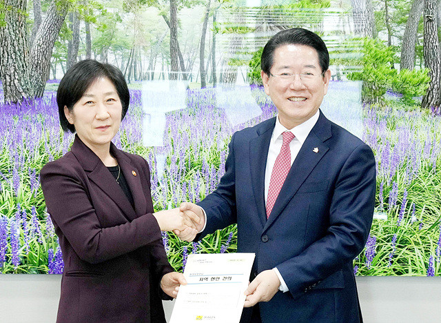 순천동천 13.30㎞, 장성 황룡강 27.59㎞ 지방하천 구간이 환경부 국가수자원관리위원회의 심의를 통해 국가하천으로 승격됐다. 김영록 전라남도지사가 지난 3월 13일 정부 세종청사에서 한화진 환경부장관과 면담을 갖고 지방하천의 국가지원 확대 등 지역 주요 현안사업을 건의하고 기념촬영 하는 모습.