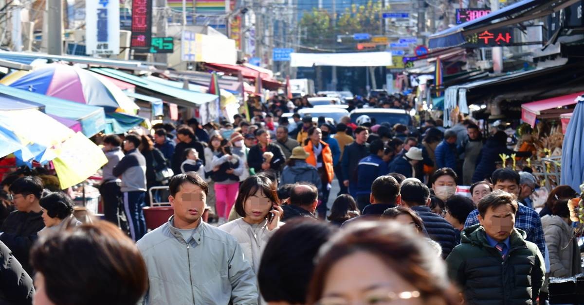 죽도어시장을 찾은 시민들/이하 포항시
