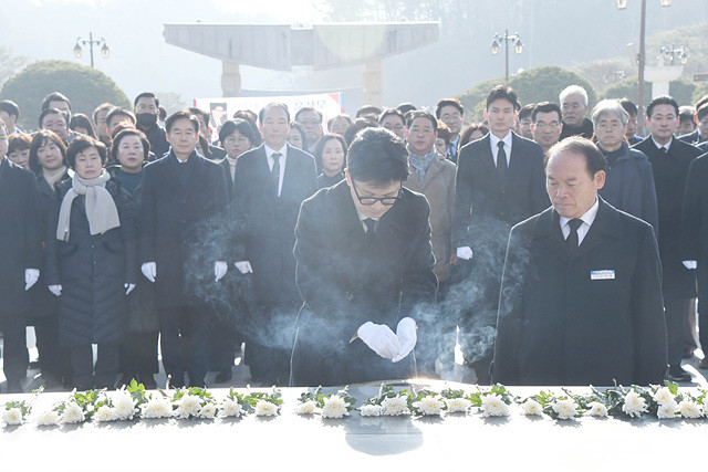 국민의힘 한동훈 비상대책위원장과 주기환 광주시당 위원장이 4일 오전 광주 북구 국립5·18민주묘지를 찾아 분향하고 있다.
