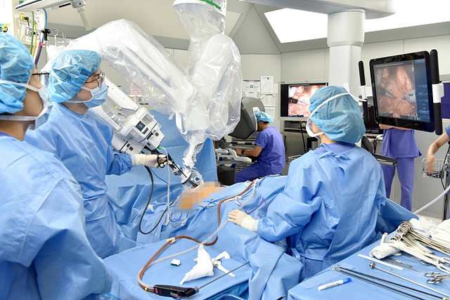 김창현 화순전남대병원 대장항문외과 교수가 ‘다빈치 SP’ 로봇수술을 시행하고 있다.