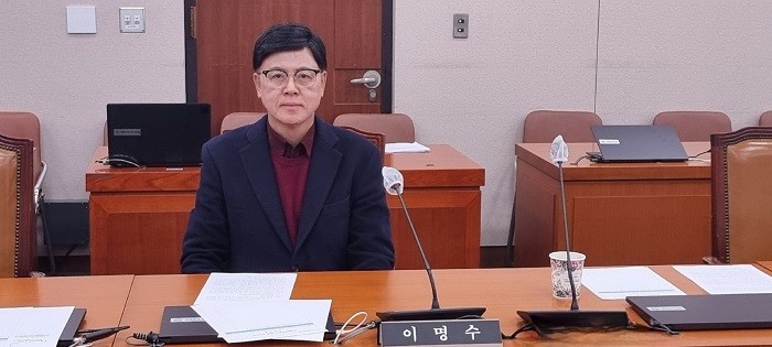 국민의힘 이명수 의원이 9일 조태열 외교부 장관 후보자 인사청문보고서 채택을 하기 위해 열리는 국회 외교통일위원회 전체회의에 제일 먼저 참석해 자리를 지키고 있다/김주완 기자