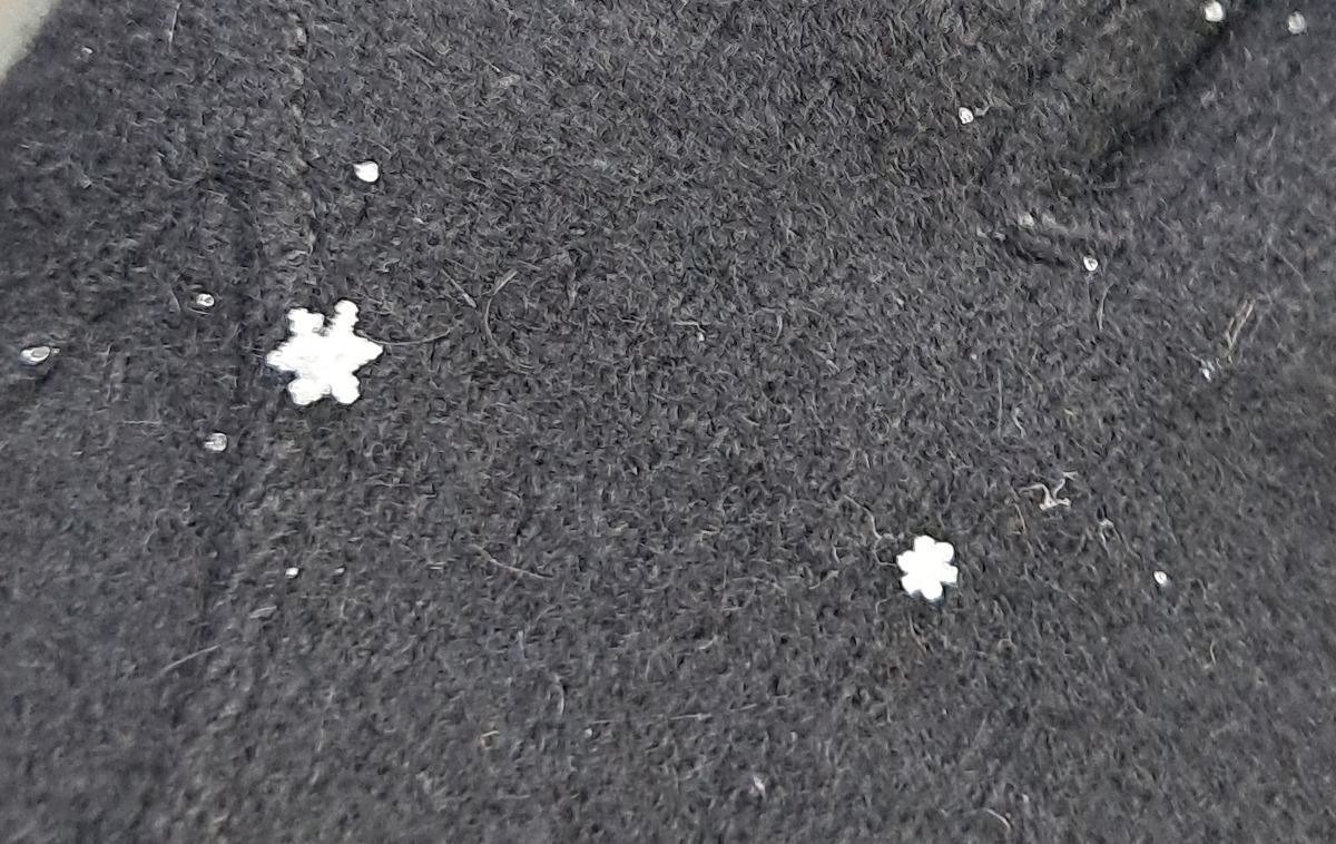 9일 내린 눈송이 모습을 사진으로 담은 한 네티즌이 온라인 커뮤니티 더쿠에 공유한 사진. 육각형의 눈 결정을 확인할 수 있다. / 더쿠