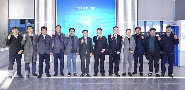 강기정 광주광역시장이 10일 오후 북구 국가인공지능(AI)데이터센터에서 열린 정책소풍에 참석해 현장 간담회를 마친 뒤 기념촬영을 하고 있다./광주광역시 제공