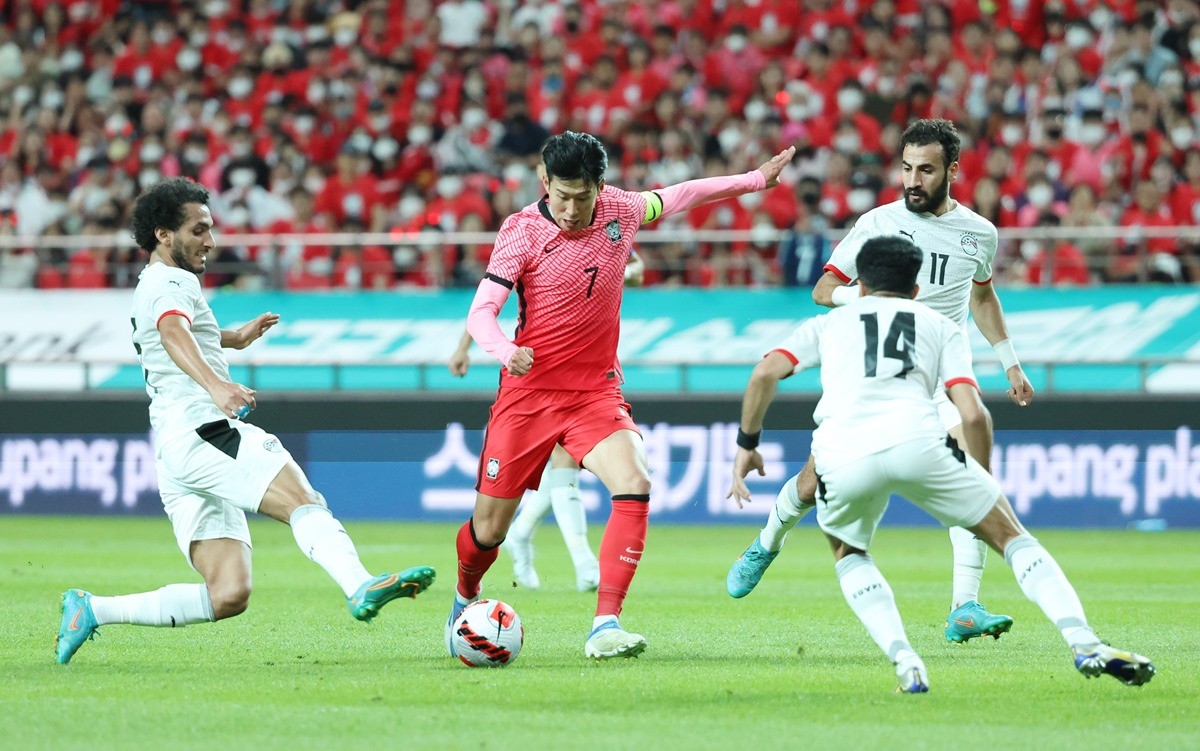 2022년 6월 14일 오후 서울 마포구 서울월드컵경기장에서 열린 남자 축구 국가대표팀 친선경기에서 이집트 수비들이 손흥민을 둘러싸고 수비하고 있다. / 연합뉴스