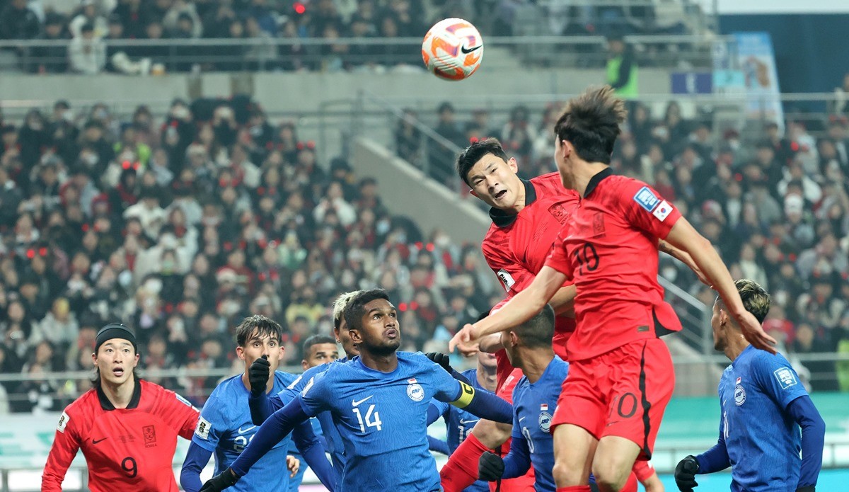 김민재가 지난해 11월 16일 서울 마포구 서울월드컵경기장에서 열린 2026 FIFA 북중미 월드컵 아시아 지역 2차 예선 C조 조별리그 대한민국과 싱가포르의 경기에서 헤더를 시도하고 있다. / 뉴스1