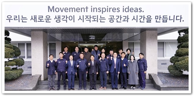 강기정 광주광역시장이 11일 오전 서구 기아 오토랜드 광주를 방문해 최준영 기아 대표이사와 문재웅 광주공장장 등 임직원과 만나 지난해 54만여대 생산 달성을 축하한 뒤 기념촬영을 하고 있다./광주광역시 제공