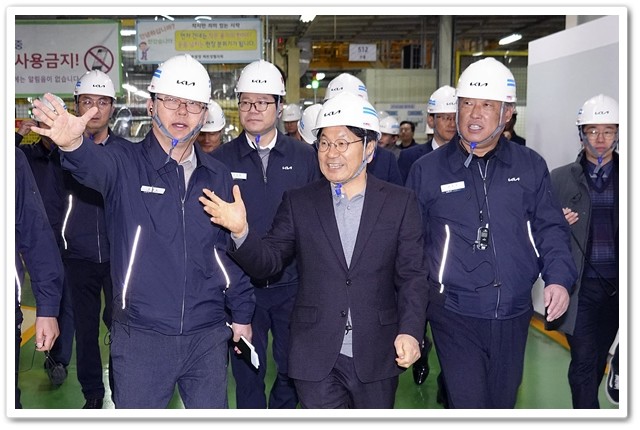 강기정 광주광역시장이 11일 오전 서구 기아 오토랜드 광주를 방문해 최준영 기아 대표이사와 문재웅 광주공장장 등 임직원들과 만나 지난해 54만여대 생산 달성을 축하한 뒤 '셀토스', '쏘울' 등을 생산하는 1공장을 둘러보고 있다./광주광역시 제공