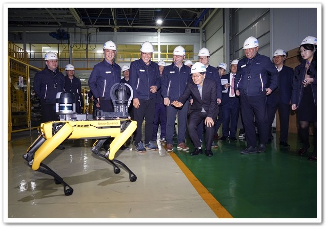 강기정 광주광역시장이 11일 오전 서구 기아 오토랜드 광주를 방문해 최준영 기아 대표이사와 문재웅 광주공장장 등 임직원들과 만나 지난해 54만여대 생산 달성을 축하한 뒤 '셀토스', '쏘울' 등을 생산하는 1공장을 둘러보며 로봇개 '스팟'과 인사를 하고 있다./광주광역시 제공