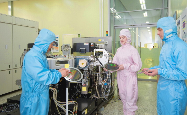 영진전문대 반도체전자계열 학생들이 반도체공정 실습을 하고 있다. / 영진전문대학교 제공