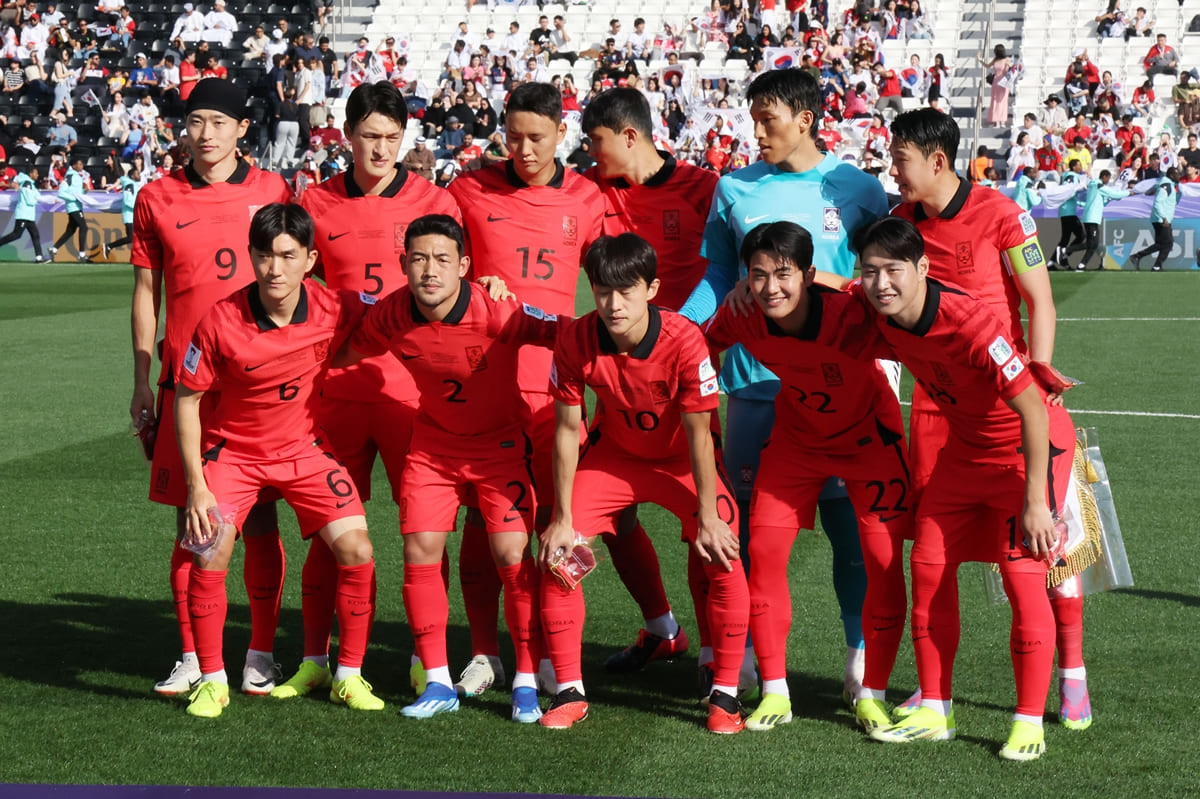 대한민국 축구대표팀 베스트 일레븐이 15일(현지시간) 카타르 도하 자심 빈 하마드 스타디움에서 열린 2023 아시아축구연맹(AFC) 카타르 아시안컵 조별리그 E조 대한민국과 바레인의 경기에서 기념촬영을 하고 있다. / 뉴스1