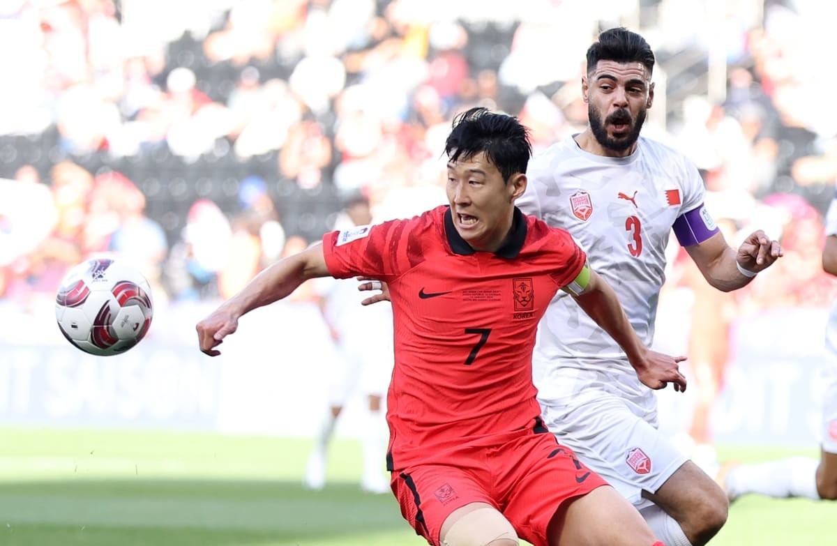 대한민국 축구대표팀 손흥민이 15일(현지시간) 카타르 도하 자심 빈 하마드 스타디움에서 열린 2023 아시아축구연맹(AFC) 카타르 아시안컵 조별리그 E조 대한민국과 바레인의 경기에서 돌파하고 있다. / 뉴스1